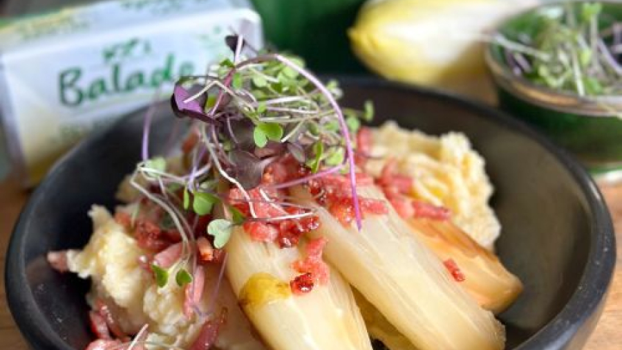 Écrasé de pommes de terre, chicons et lardons croquants par @margaux_debiolley