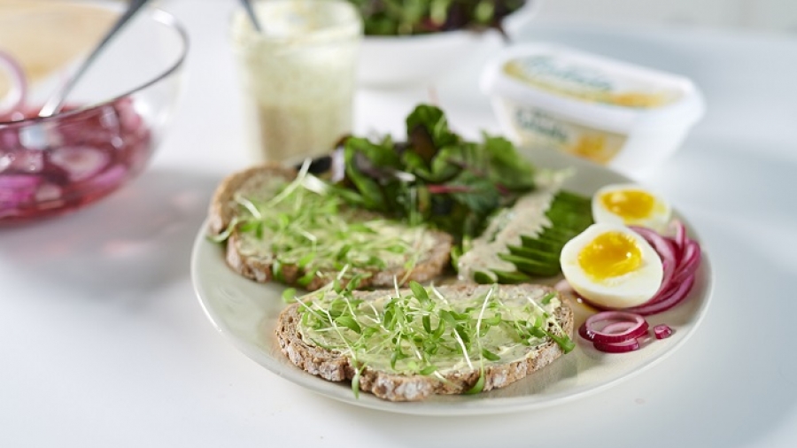 Salade van zachtgekookte eieren, toasts met Balade Echte Boter Halvol Ongezouten en waterkers